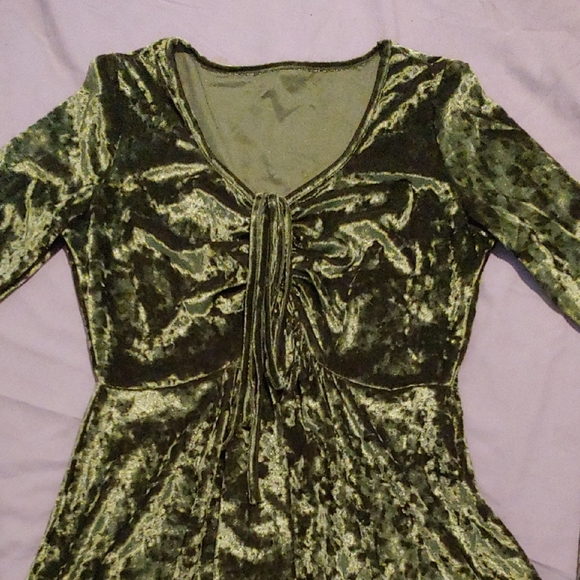 Green Velvet Long Sleeve Dress * Size M - Picture 3 of 11
